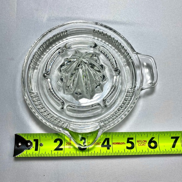 Crystal clear Glass lemon Squeezer, citrus
Juicer, extractor manual hand - Picture 9 of 9